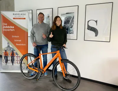 Nachhaltige Mobilität im Rampenlicht: "Radelnde Mitarbeiter" übergibt hochwertiges E-Bike an glückliche Gewinnerin