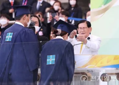 Emotionale Momente in Daegu: Vorsitzender Lee Man Hee legt bei der 100.000 Abschlussfeier die Quasten an den Abschlusshüten um