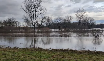 Hochwasser - Bange Blicke auf überschwemmte Felder