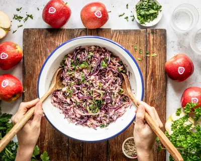 Pink Lady-Äpfel machen das Grillfest einfach leckerer: Traditioneller Coleslaw bekommt mit Pink Lady-Äpfeln Frische-Kick