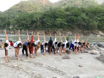 Stressfrei durch die EM: Yoga Teacher Training in India