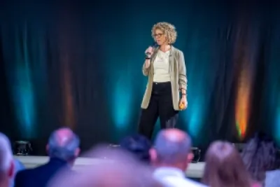 Eva List überzeugt beim internationalen Speaker-Slam