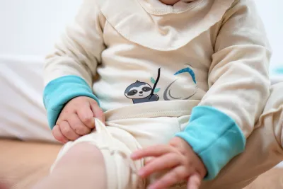 Welche Babykleidung eignet sich bei Neurodermitis?
