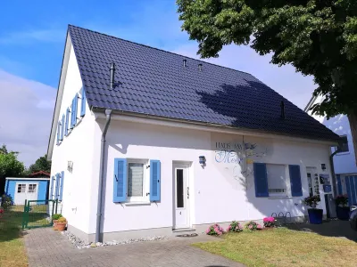 Eingezäuntes Ferienhaus mit finnischer Sauna direkt am Meer ca 80 m zum Badestrand Ostsee Rügen Glowe