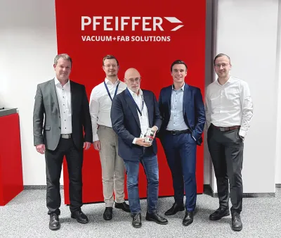 Energiepolitischer Sprecher des hessischen Landtags Rene Rock (FDP) bei Pfeiffer Vacuum+Fab Solutions