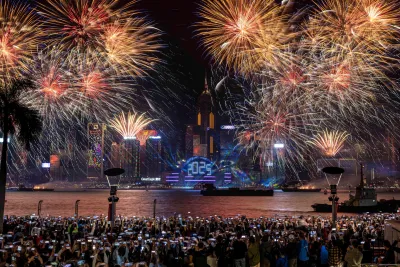 Hongkong begrüßt 2025 mit einem spektakulären und farbenfrohen Feuerwerk über dem Victoria Harbour