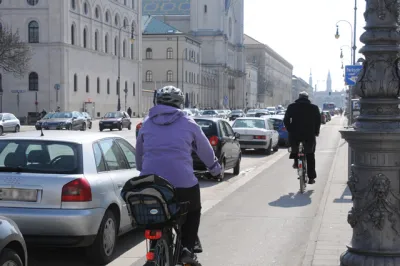 Holländischer Griff - wie Autofahrer Radler schützen können - Aktueller Tipp der ERGO Versicherung