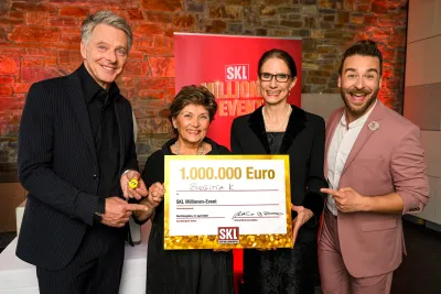 SKL-Markenbotschafter Jörg Pilawa freut sich mit Neu-Millionärin