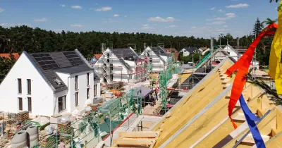 Richtfest: Schultheiß Projektentwicklung AG feiert Rohbaufertigstellung für 16 Doppelhaushälften in Erlangen
