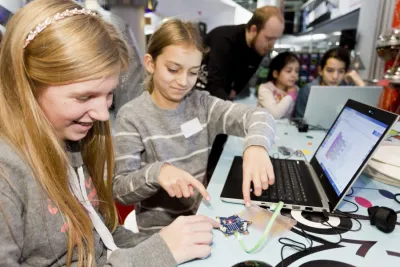 Ministerpräsident Hendrik Wüst spendet 10 Schulklassen einen KI-Workshop im Deutschen Museum Bonn