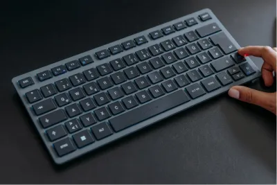CHERRY KW 7100 MINI BT: Minimalistische Multi-Device-Tastatur mit Fokus auf Flexibilität für mobiles Arbeiten
