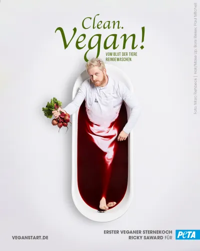 Erster veganer Sternekoch badet in Kunstblut: Neues PETA-Motiv mit Ricky Saward