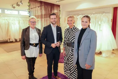 Haus der Braut in Mönchengladbach öffnet zum Saisonstart 2024 mit Modenschau - Besuch vom Oberbürgermeister Felix Heinrichs
