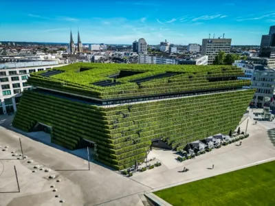 Referenzbericht GEZE: Europas größte Grünfassade - Kö-Bogen II setzt neue Maßstäbe in Sachen Nachhaltigkeit