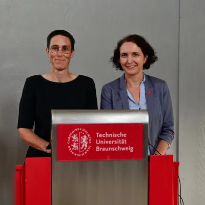 Antrittsvorlesung von Prof. Dr. Yvonne Mast und Prof. Dr. Laura Steenpaß vom Leibniz-Institut DSMZ an der TU Braunschweig